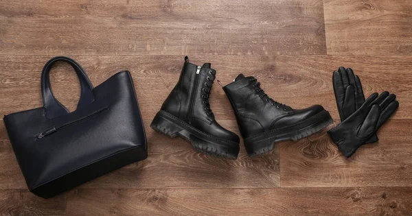Accessoires Für Frauen Schwarze Lederstiefel Handschuhe Und Tasche Auf Holzboden — Stockfoto