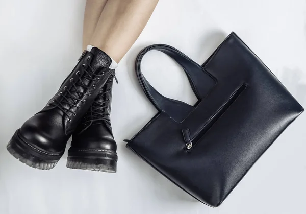 Frauenbeine Trendigen Schwarzen Lederstiefeln Und Taschen Auf Weißem Hintergrund — Stockfoto