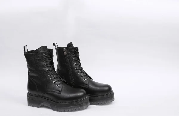 Negro Botas Cuero Alta Suela Moda Sobre Fondo Blanco —  Fotos de Stock