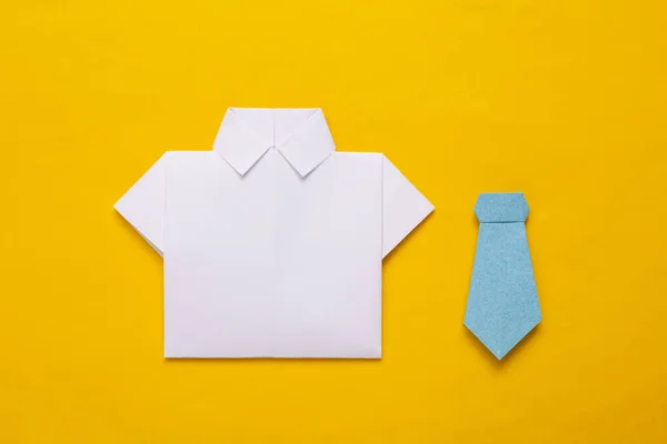 Camisa Papel Origami Branco Gravata Borboleta Fundo Amarelo — Fotografia de Stock