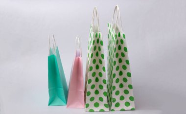 Beyaz arka planda kağıt alışveriş torbaları. Alışveriş konsepti