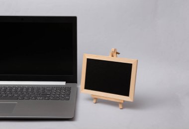 Beyaz arka planda boş tebeşir tahtası ve dizüstü bilgisayar. İş konsepti. Boşluğu kopyala