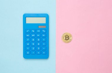 Mavi pembe pastel arka planda hesap makinesi ve bitcoin. Üst görünüm