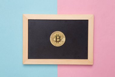 Tebeşir tahtasında Bitcoin. Mavi pembe arkaplan