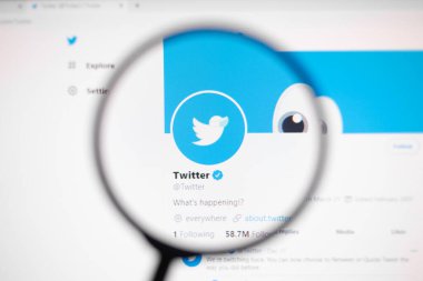 Odessa, Ukrayna - 30 Aralık 2020: Twitter Resmi Twitter Twitter Twitter sayfası büyüteçle ekranda