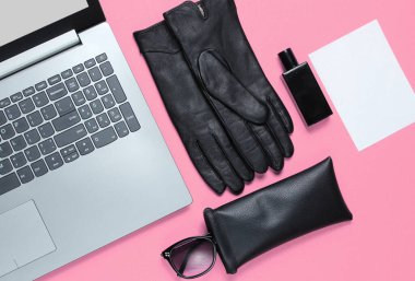 Modern laptop, kadın aksesuarları ve pembe arka planda fotokopi alanı için beyaz kağıt. Üst görünüm