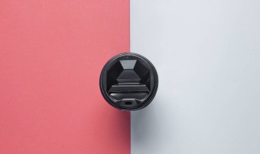 Arka planda gri-kırmızı kapaklı karton kahve kabı. Üst görünüm