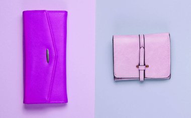 Minimalist moda. Pastel arka planda kadın moda aksesuarları. İki deri çanta, çanta. Üst görünüm