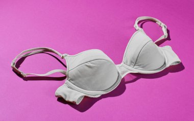 Mor arka planda rahat kadın sütyeni. Güzel iç çamaşırı. Yan görünüm