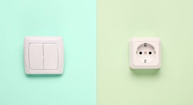 Elektro soket, pastel arka planı aç. Üst görünüm, minimalizm