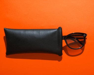 Turuncu arka planda koruyucu gözlüklü. Üst görünüm