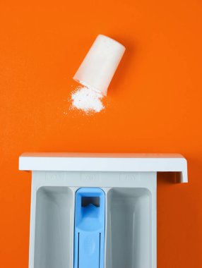 Toz için çamaşır makinesi kapasitesi, turuncu zemin tozlu ölçü kabı. Üst manzara, düz uzanma 