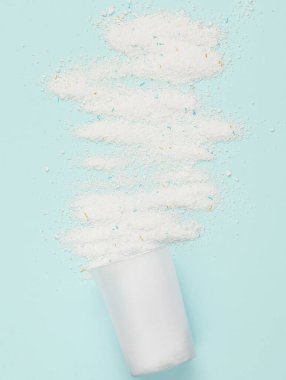 Mavi zemin üzerinde dağınık barutun ters dönmüş ölçüm kapasitesi. Üst görünüm