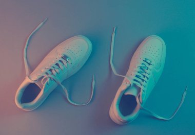 Neon ışıklı beyaz spor ayakkabılar. Üst Manzara. Minimalizm
