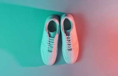 Neon ışıklı beyaz spor ayakkabılar. Üst Manzara. Minimalizm