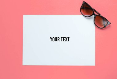 Fotokopi alanı için beyaz sayfa, pembe arka planda güneş gözlüğü. Yaratıcı yaz arkaplanı