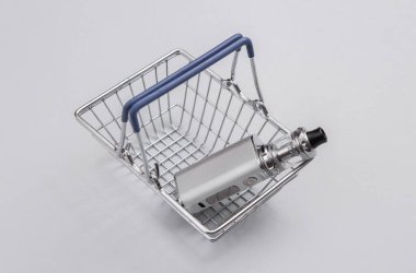 Gri arka planda mini alışveriş sepetinde buharlaştırma aygıtı