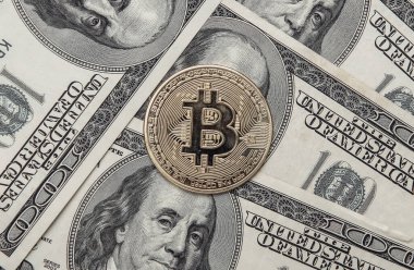 100 dolarlık banknotlardaki altın bitcoin. Dijital ve kağıt para birimi