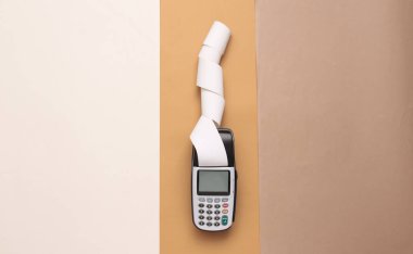 Renkli arkaplan üzerine kağıt bant ile ödeme terminali