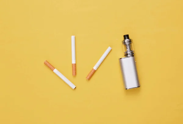 黄色の背景にデバイスとタバコを蒸発させます 喫煙の代替 トップ表示 — ストック写真