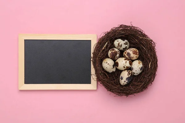Easter Composition Quail Eggs Nest Empty Chalk Board Copy Space — Stock Photo, Image
