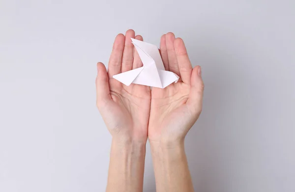 Hände Halten Handgemachte Origami Tauben Auf Grauem Hintergrund Friedenssymbol Fürsorge — Stockfoto