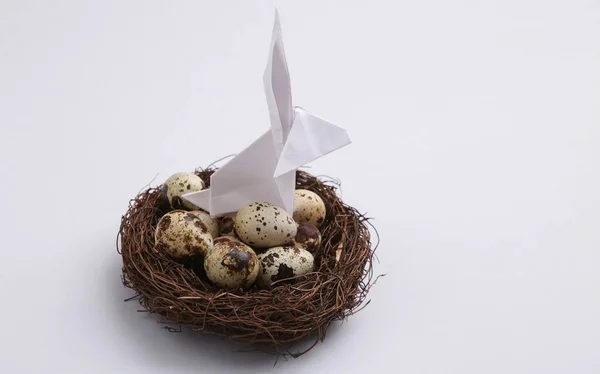 Easter Composition Origami Easter Bunny Quail Eggs Nest Gray Background — Stock Photo, Image