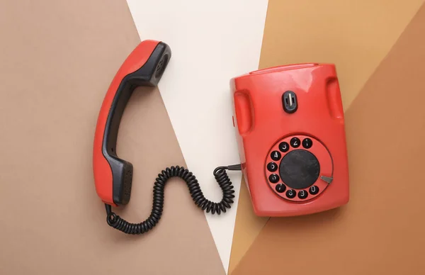 Telefone Retro Rotativo Vermelho Sobre Fundo Colorido Vista Superior — Fotografia de Stock