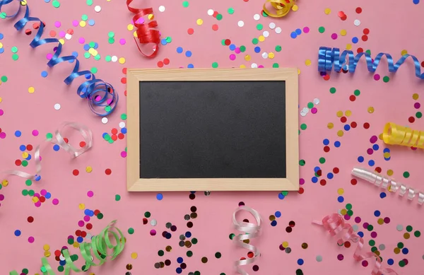 Blackboard Vazio Com Streamer Colorido Confete Fundo Rosa Feriado Fundo — Fotografia de Stock
