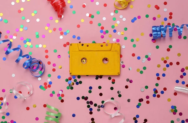 Audio Cassette Serpentín Colores Con Confeti Sobre Fondo Rosa Día — Foto de Stock