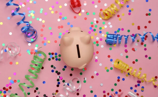 Piggy Bank Com Streamer Colorido Confete Fundo Rosa Poupa Dinheiro — Fotografia de Stock