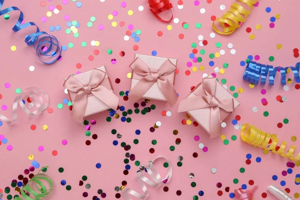 Cajas Regalo Con Serpentín Colores Confeti Sobre Fondo Rosa Vacaciones — Foto de Stock