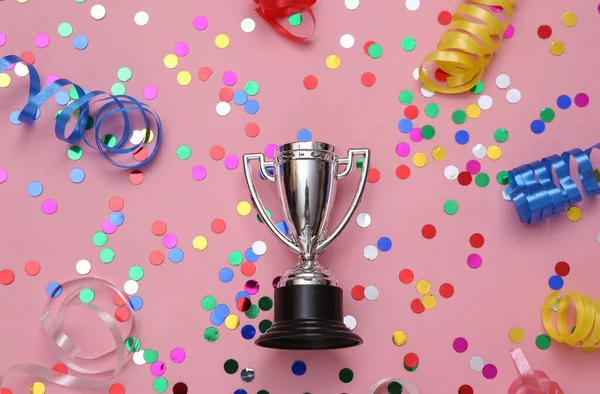 Copa Ganadora Serpentina Colores Con Confeti Sobre Fondo Rosa Ganar — Foto de Stock