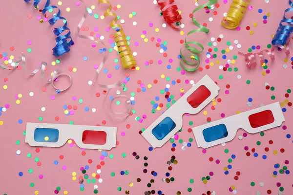Óculos Streamer Colorido Com Confete Fundo Rosa Dia Filme — Fotografia de Stock