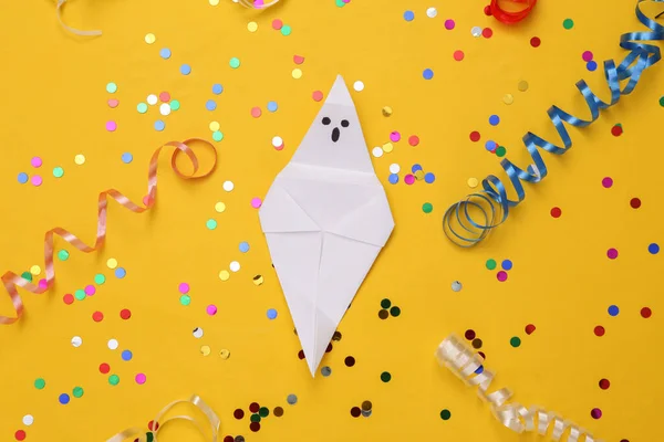 Origami Απόκριες Φάντασμα Χρωματιστό Streamer Κομφετί Κίτρινο Φόντο Αποκριάτικη Γιορτή — Φωτογραφία Αρχείου
