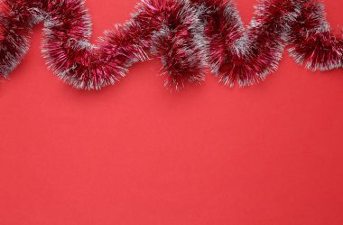 Kırmızı arka planda Noel yağmuru. Boşluğu kopyala