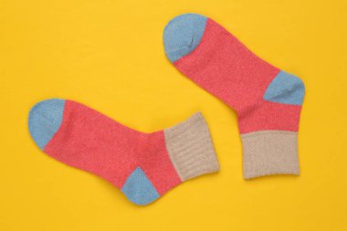 Sarı arka planda sıcak renkli çoraplar. Üst görünüm