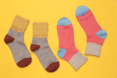 Sarı arka planda sıcak renkli çoraplar. Üst görünüm