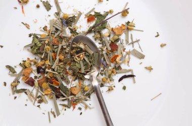 Beyaz arka planda izole edilmiş kaşıklı bitki çayı