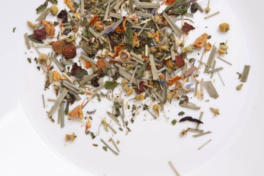 Beyaz arka planda izole bitkisel çay