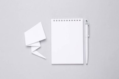 Not Defteri ve Kağıt, gri arkaplandaki komik diyalog bulutu. Boşluğu kopyala