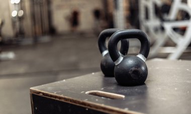 Spor salonundaki ahşap kutunun üstündeki kettlebell 'ler. Bulanık arkaplan