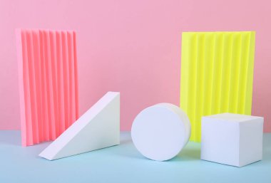 Mavi-pembe renkli arka planda geometrik şekiller. Farklı geometrik nesnelerin bileşimi. Sanat kavramı. Soyut arkaplan, minimalizm