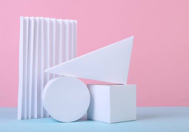 Mavi-pembe renkli arka planda geometrik şekiller. Farklı geometrik nesnelerin bileşimi. Sanat kavramı. Soyut arkaplan, minimalizm
