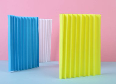 Kağıt kafeslerin ya da hayranların minimalist arka planı. Sanat kavramı, soyutlama