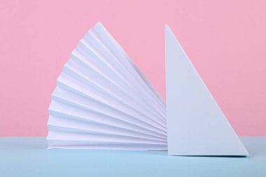 Kağıt geometrik şekillerin minimalist arka planı. Sanat kavramı, soyut arkaplan