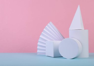 Mavi-pembe renkli arka planda geometrik şekiller. Farklı geometrik nesnelerin bileşimi. Sanat kavramı. Soyut arkaplan, minimalizm