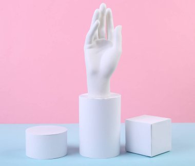 Mavi-pembe renkli arka planda el ele tutuşun ve geometrik figürler oluşturun. Farklı geometrik nesnelerin bileşimi. Sanat kavramı. Soyut arkaplan, minimalizm