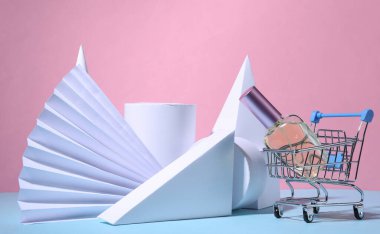Geometrik şekillerin ve mavi pembe arka planda parfüm şişesi olan alışveriş arabalarının sanat geometrik kompozisyonu. Minimalizm. Satılık. Gösterge