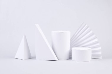 Beyaz arka planda geometrik şekilli bir vitrin. Sanat kavramı. Minimalizm